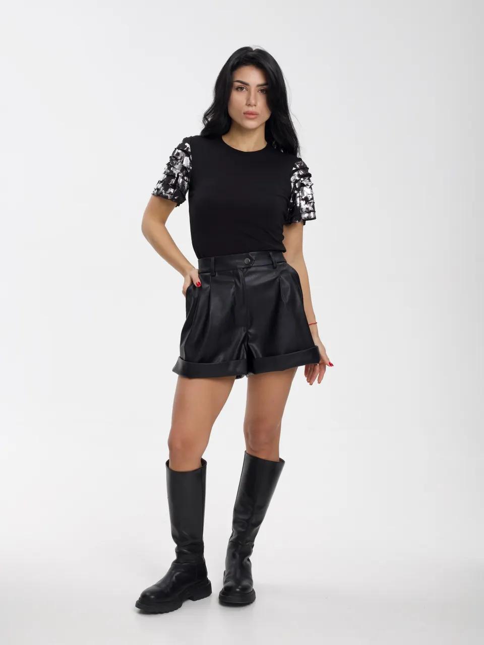 Женская футболка с дизайнерскими рукавами